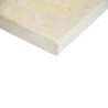 Margelle piscine pierre naturelle beige zoom sur l'angle droit de la margelle