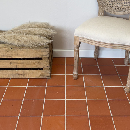 Tomette carrée en terre cuite texturée
