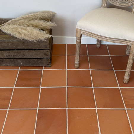 Tomette carrée en terre cuite texturée