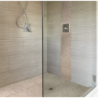 Plaque de mosaïque en travertin premier choix light dans une douche