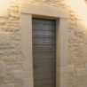 encadrement d’angle rustique autour d'une porte
