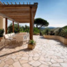 carrelage travertin beige revêtement d'une terrasse