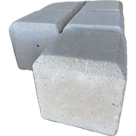 Dé en pierre chanfreiné