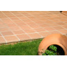 Terrasse aménagée avec des tomettes lisses saumon en terre cuite,