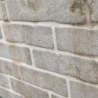 mur de pavés clairs
