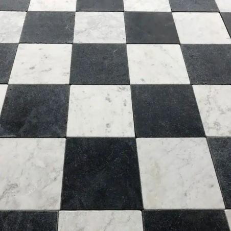 Petit dallage damier noir et blanc