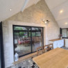 Maison chaleureuse avec parement de pierre auxerre