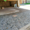 pavé granit ancien gris avec plaque métal