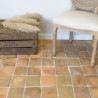 Tomette carrée claire posée avec chaise et cage en bois