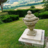 urne anses sur socle