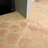tomette-hexa-moulee-main-rosee