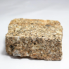 zoom sur un pavé en granit jaune sur fond blanc