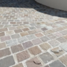 cour avec des pavé en grès kandla multicolor
