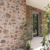 Façade d'une maison entièrement effectuée avec de la pierre de parement meulière