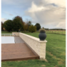 dessus mur étrillé vieilli délimite terrasse