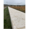 dessus mur étrillé vieilli au bord d'une route