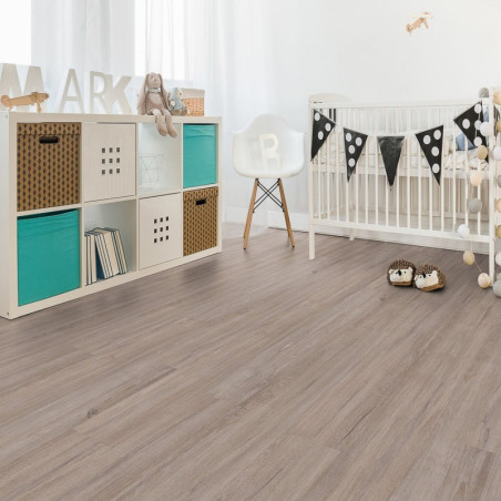Parquet en liège aspect bois de grenier dans une chambre