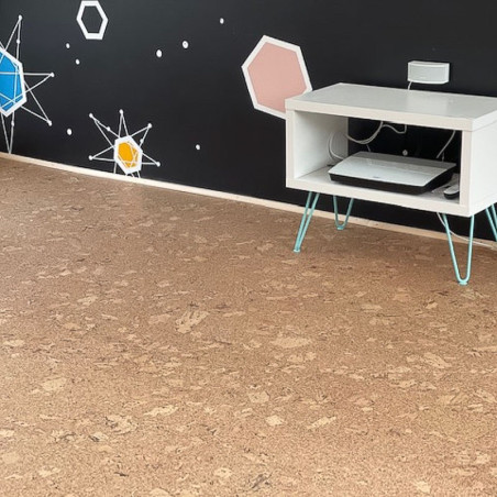 Parquet flottant naturel en liège dans une chambre