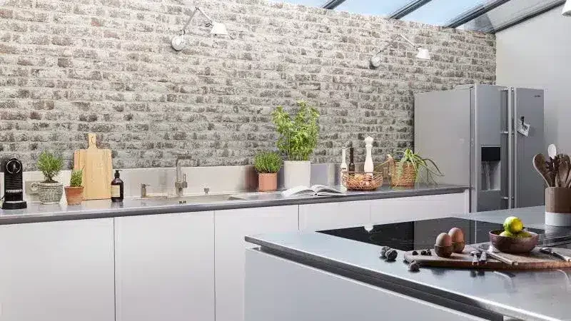 Bardage brique gris dans une cuisine blanche