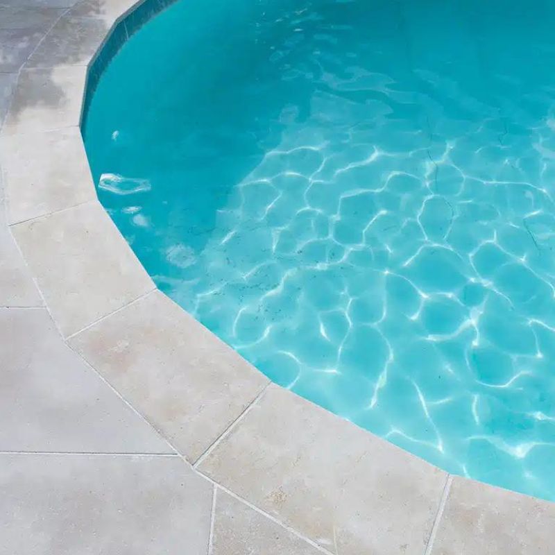Comment nettoyer les margelles de piscine en pierre ?