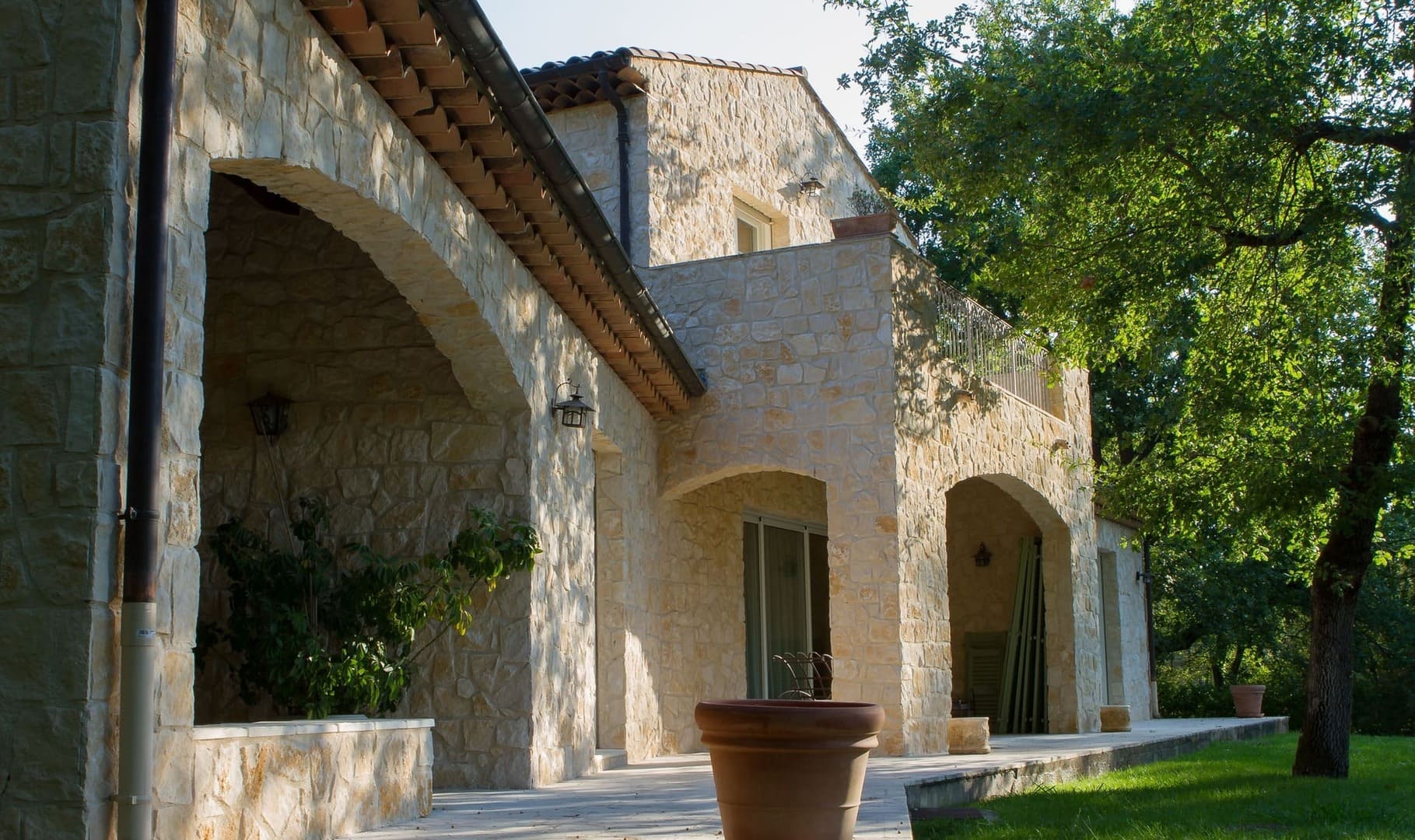 Tout savoir sur une façade en parement de pierre naturelle