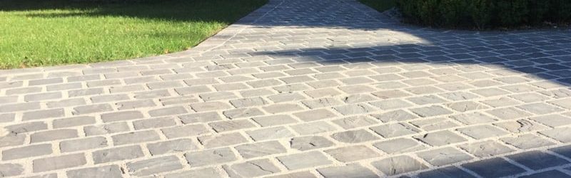 allée pavé grès kandla de couleur grise devant maison avec pelouse