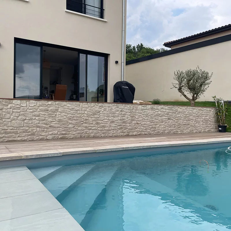 Un demi-mur de parement pour un joli jardin