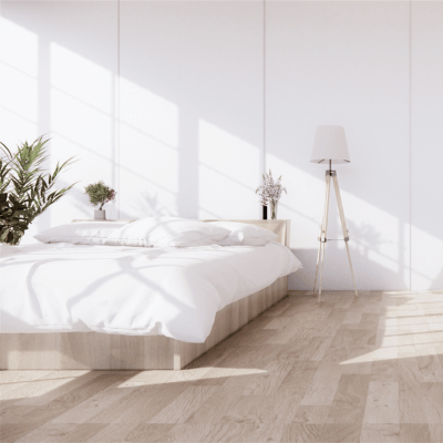 sol pvc aspect bois clair posé au sol d'une chambre