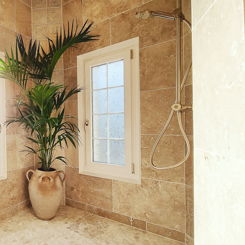 Le travertin, le matériau idéal pour une douche de rêve