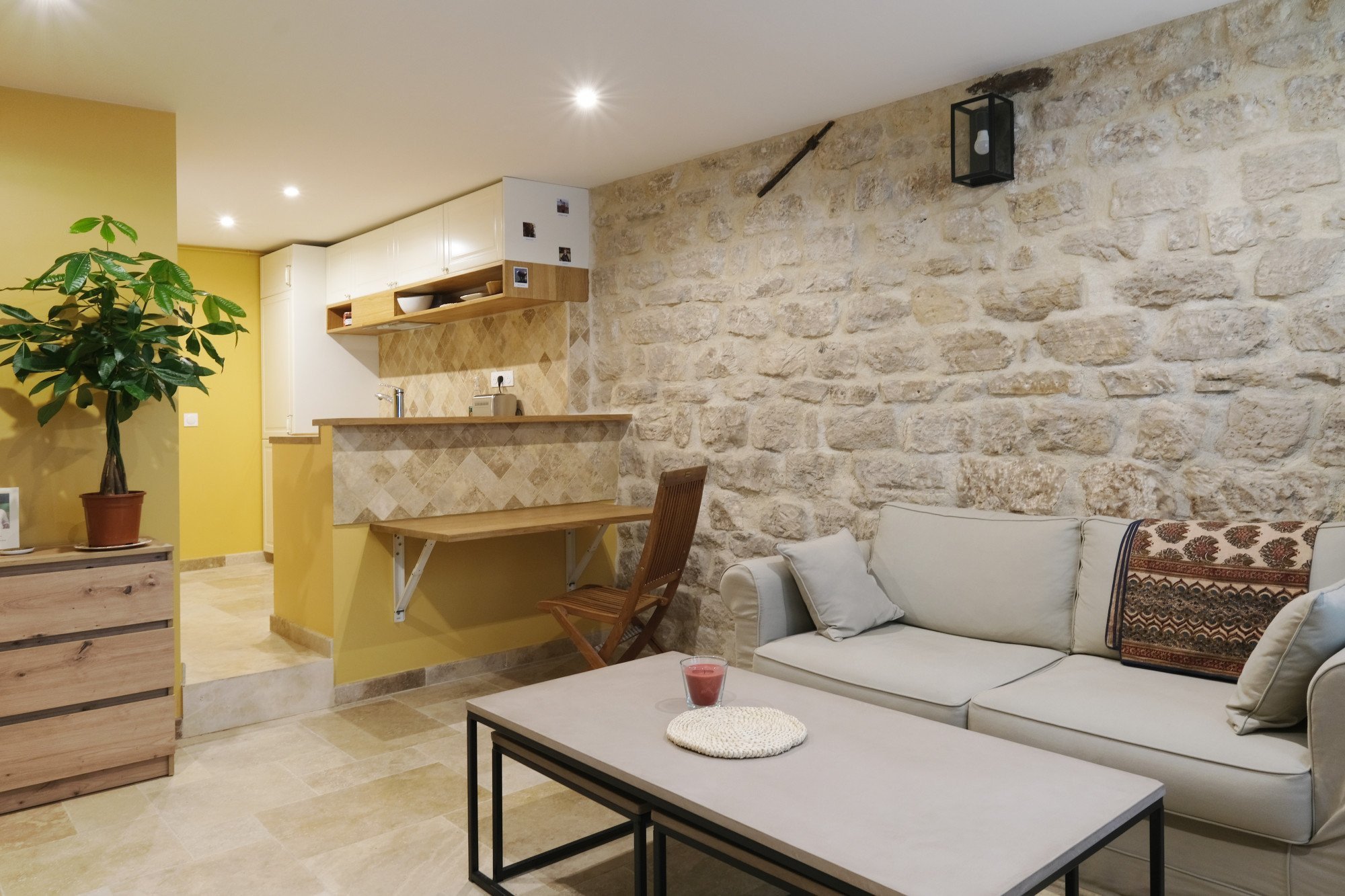 Comment poser du travertin dans un salon ?