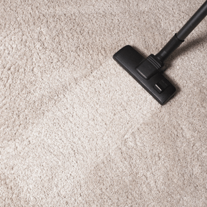 Passage d'une tête aspirateur sur moquette