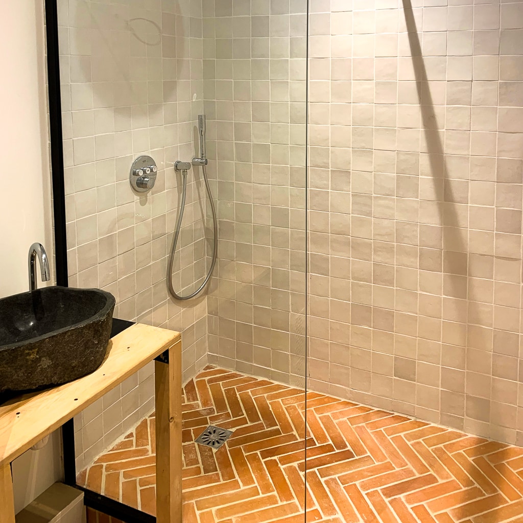 Un sol de douche en brique