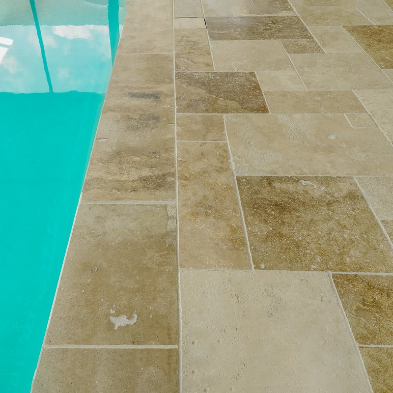 carrelage travertin en bord de piscine