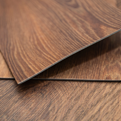 Peut-on coller une dalle PVC sur du bois ?