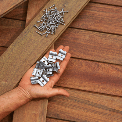 combien de vis par lame de terrasse et de clips