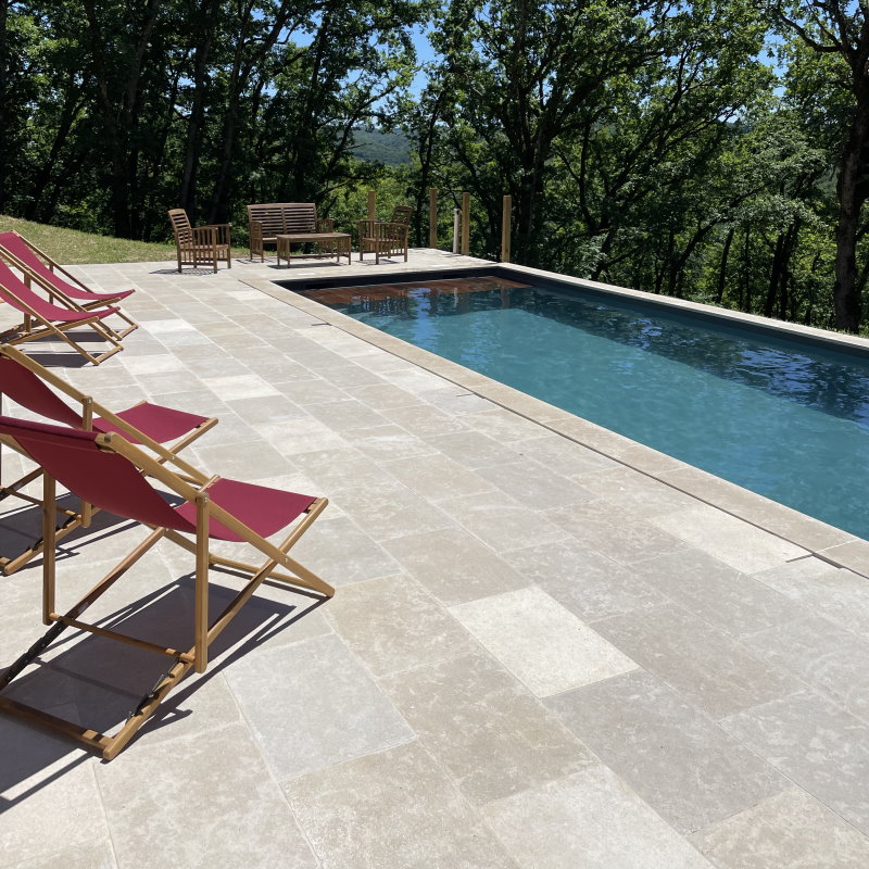 dallage en pierre autour d'une piscine