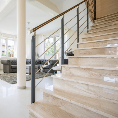 Idées déco : misez sur un escalier en pierre dans votre salon !