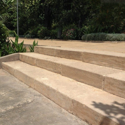 Pose de blocs marches pour faire un escalier extérieur
