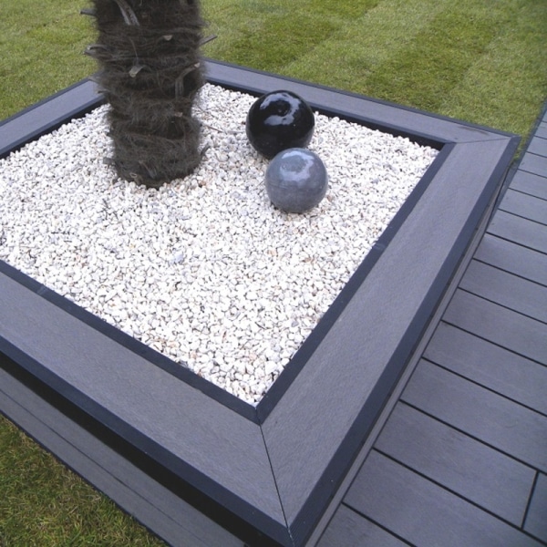 lames de terrasse composite graphite utilisées pour le contour d'un palmier
