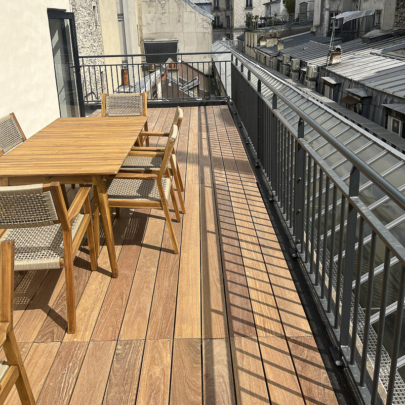 Une terrasse en bois pour un balcon parisien