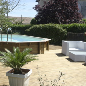 Lame de terrasse en pin Alluré dans un jardin avec piscine