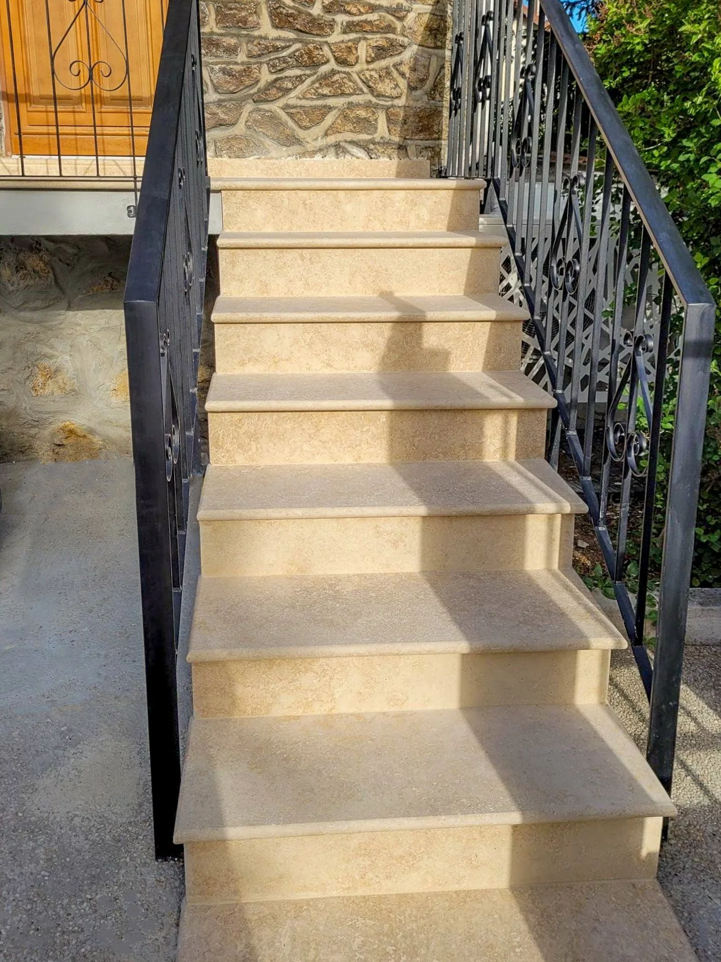 Réalisation d'un escalier à partir de marches en travertin