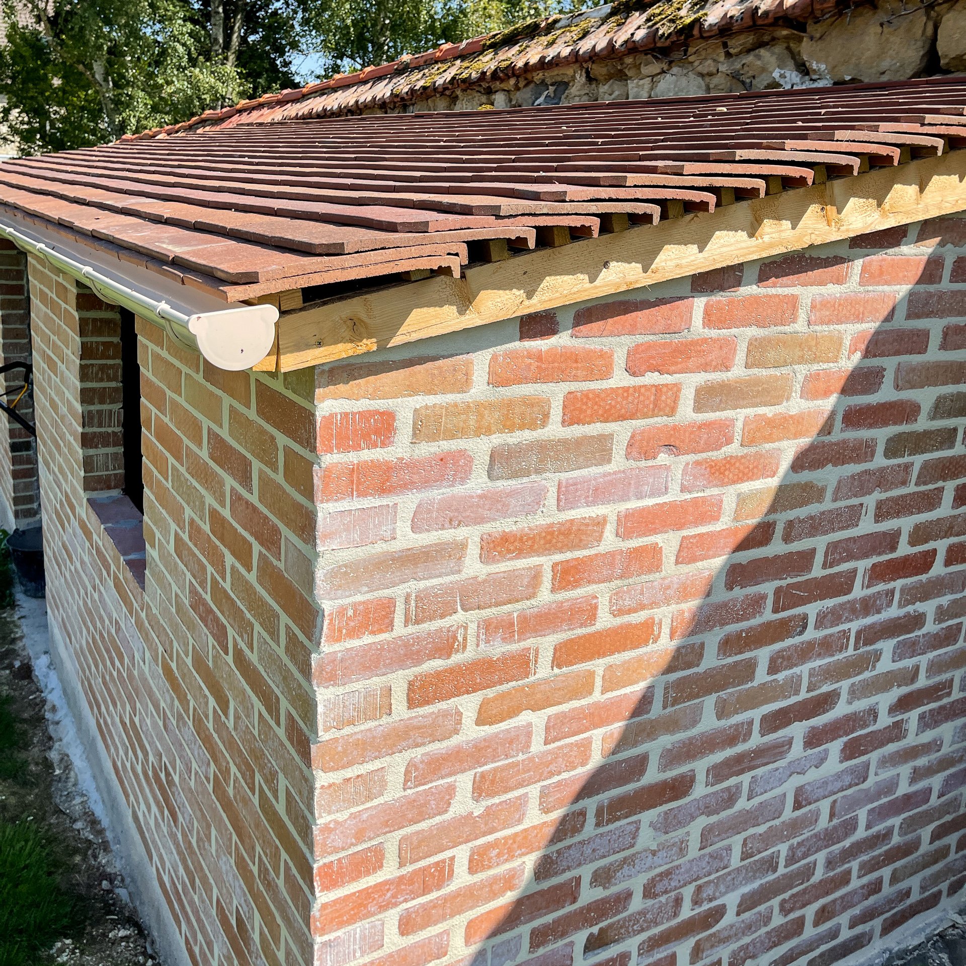 Réalisation de murs en briques traditionnelles