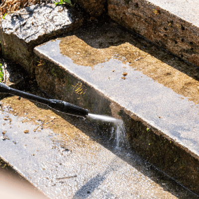 Comment nettoyer des marches en pierre ?