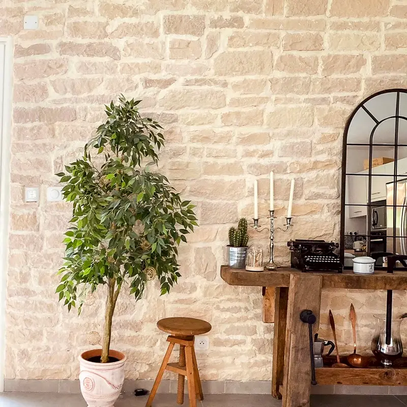 Une entrée chaleureuse avec le parement de pierre Tours