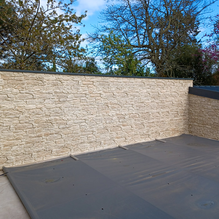 Une touche d'élégance autour de votre piscine avec du parement