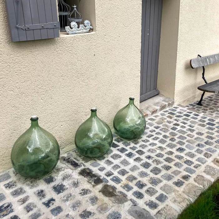 pavés granit ancien devant la porte d'entrée