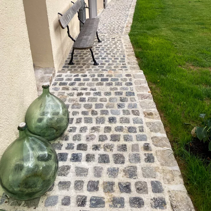pavé granit ancien le long d'une maison