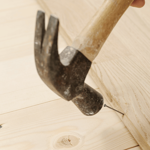 Pose d'un parquet massif cloué sur lambourdes