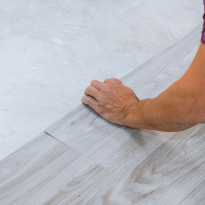 Astuce rénovation : pose d’une lame PVC clipsable sur du lino